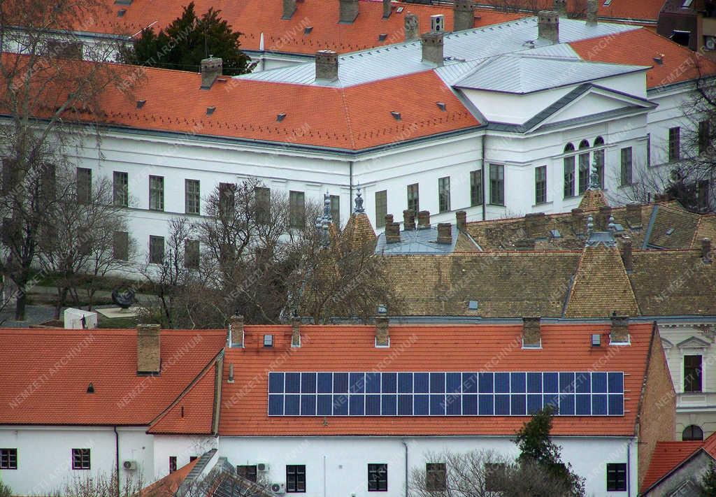 Megújuló energia - Szekszárd - Napelemsorok felújított régi épületen