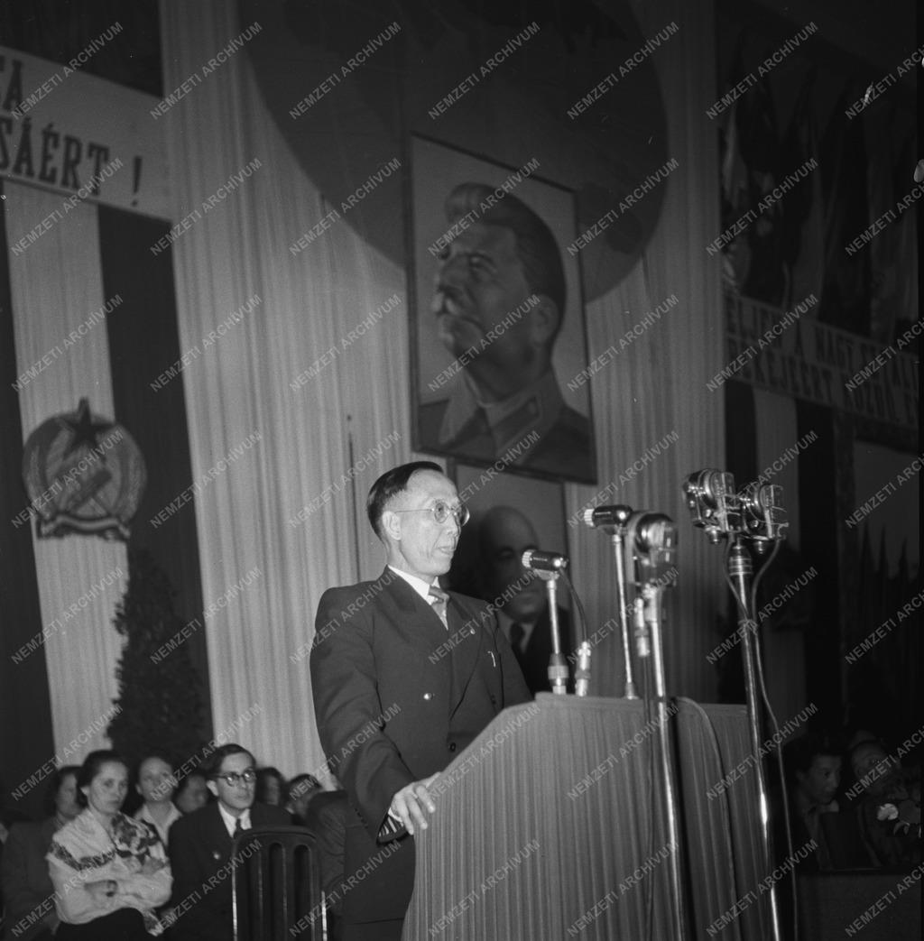 Külpolitika - Békenagygyűlés a Sportcsarnokban
