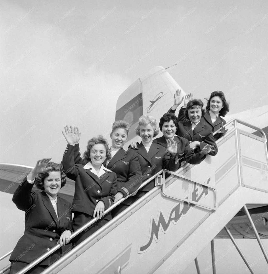 Légiközlekedés - Malév egyenruhák