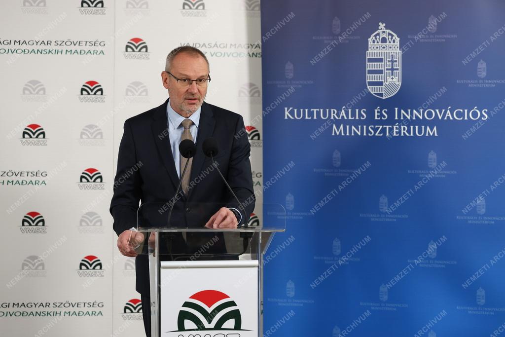 A Csoóri Sándor Program oklevélátadó ünnepsége Szabadkán