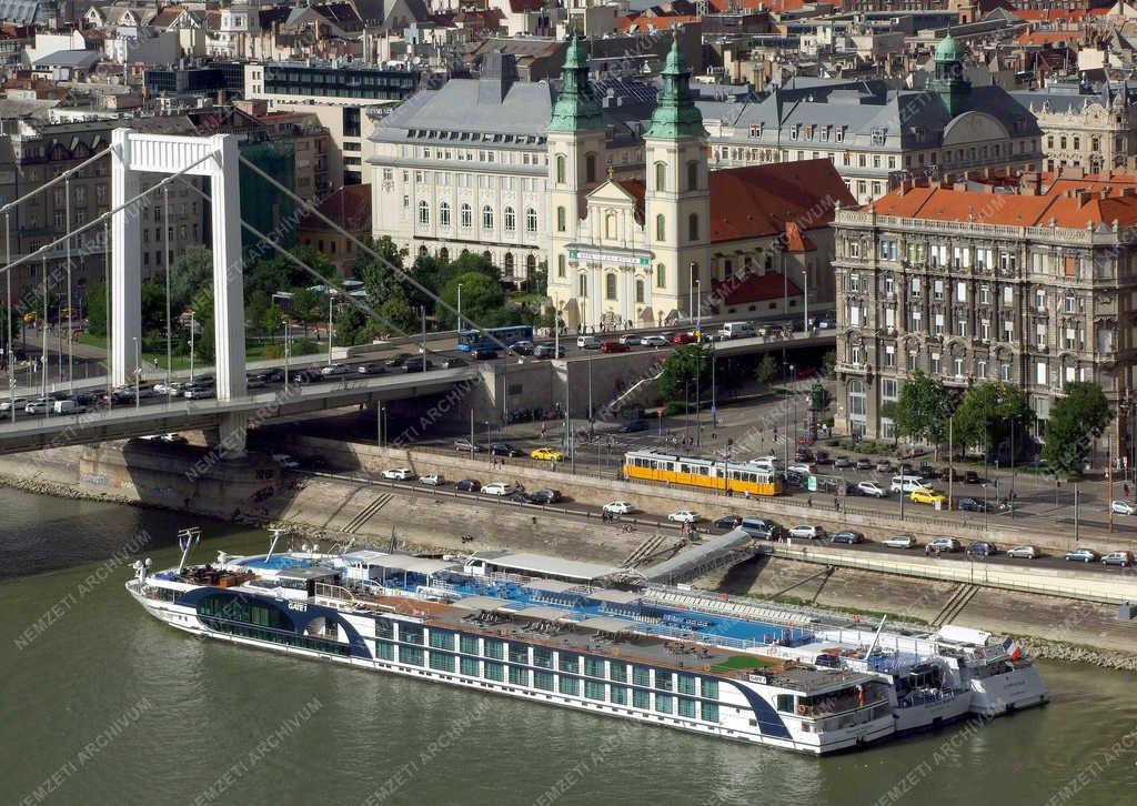 Idegenforgalom - Budapest - Külföldi üdülőhajók a fővárosban