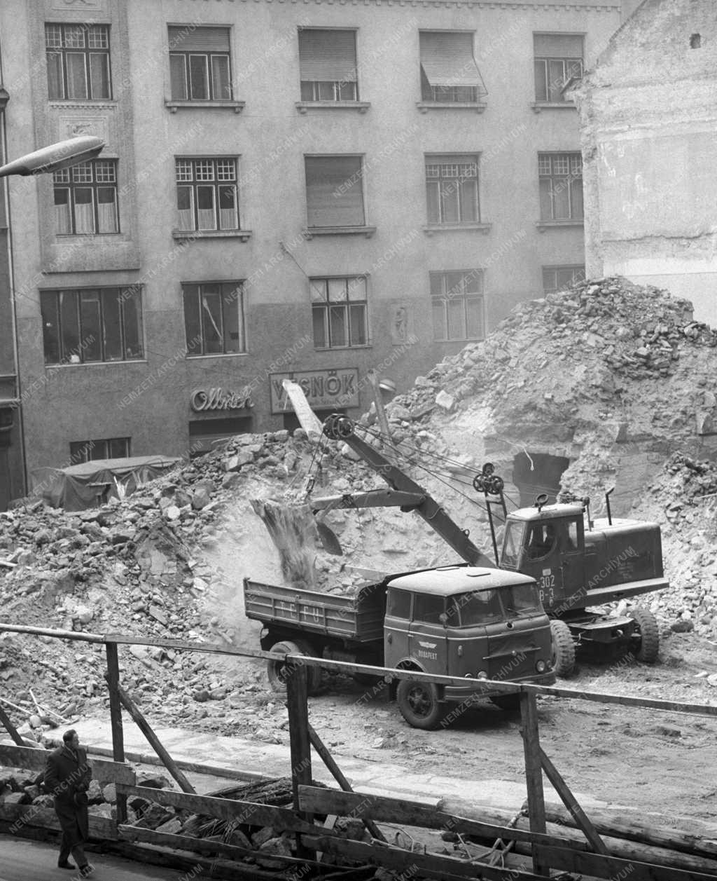 Építőipar - A Walthier-bérház bontása a belvárosban