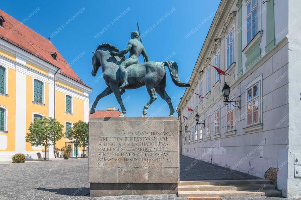 Emlékmű - Székesfehérvár - 10- es huszárok lovasszobra