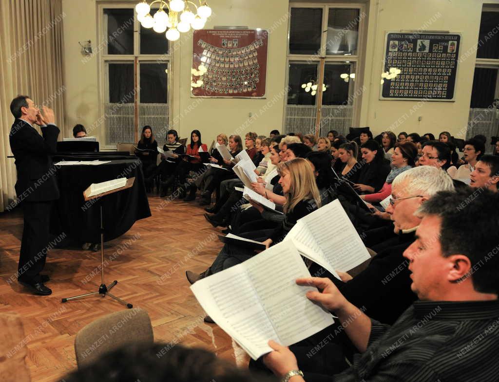 Kultúra - Morricone turnéra készül a Debreceni Kodály Kórus