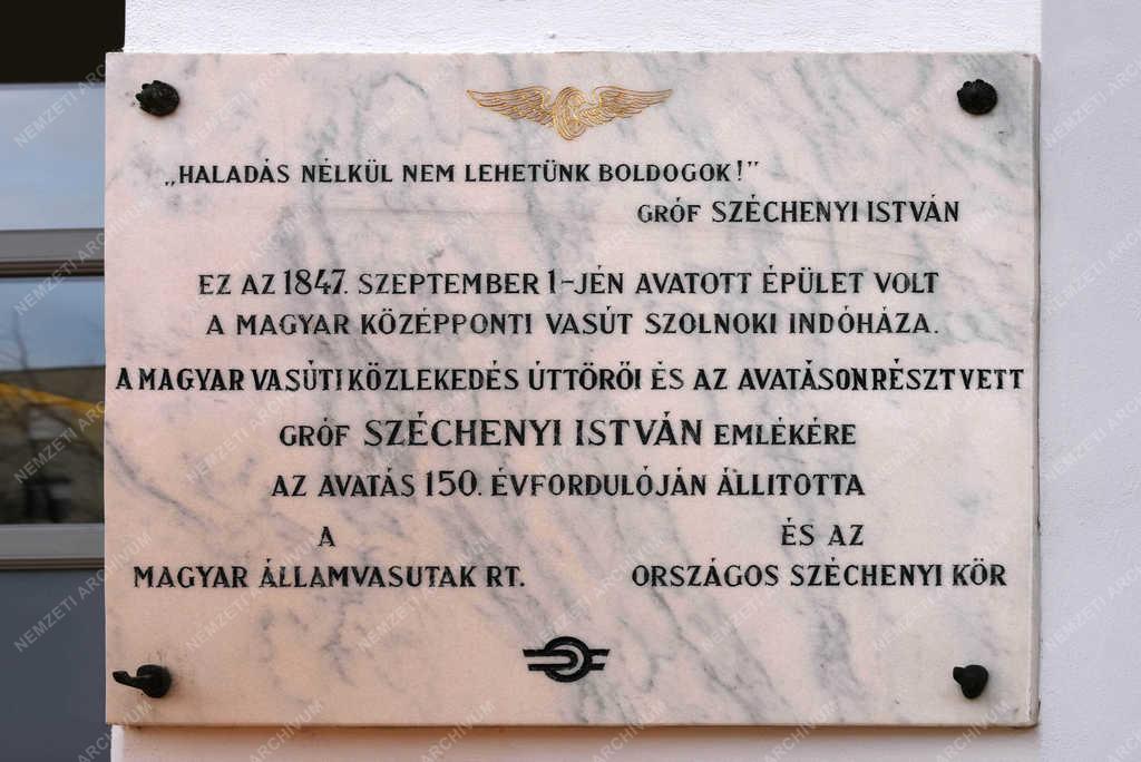 Emléktábla - Szolnok - Indóház