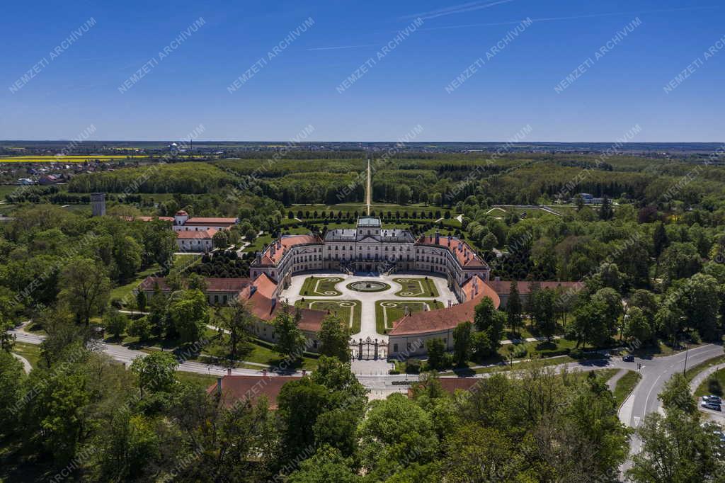 Városkép - Építészet - A fertődi Esterházy-kastély