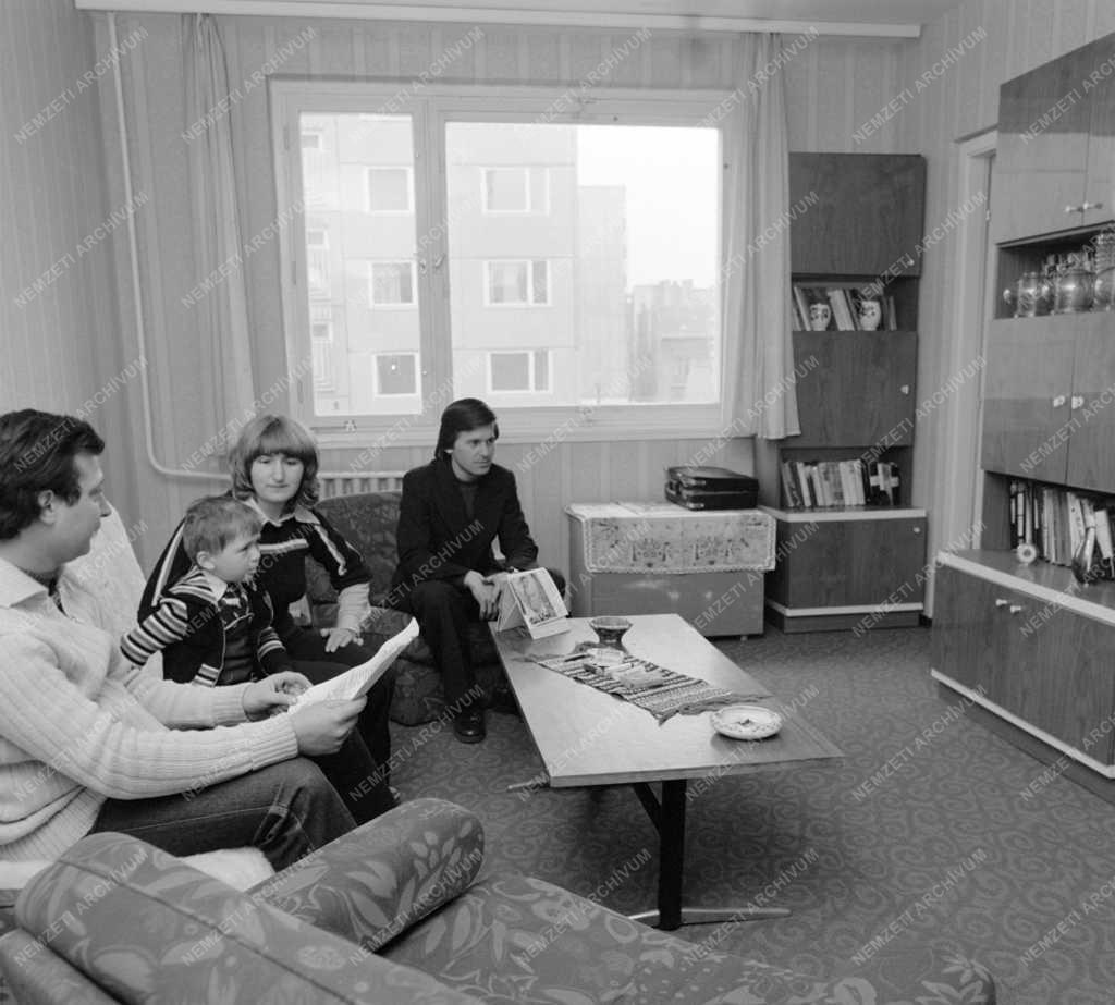 Életkép - Kövér Imre és családja új otthonukban