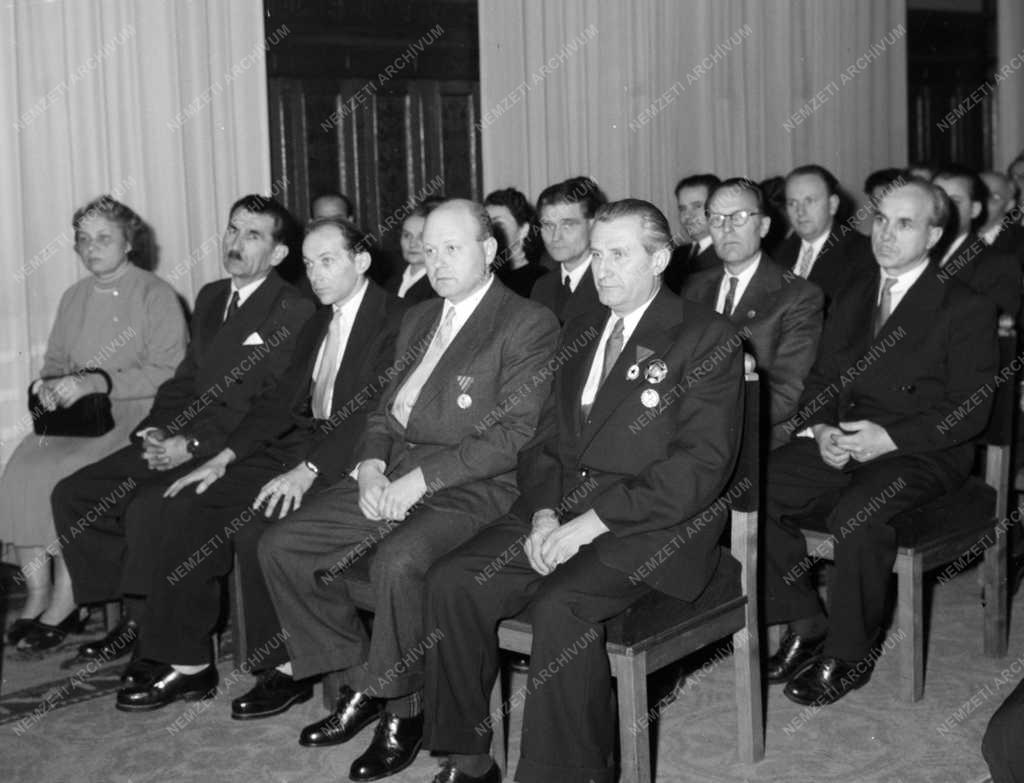 Kitüntetés - Elismerés átadása a Koreából hazatért orvosoknak és egészségügyi dolgozóknak