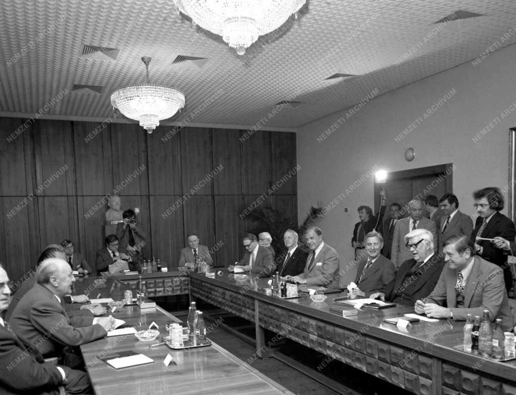 Diplomácia - Amerikai küldöttség Kádárnál