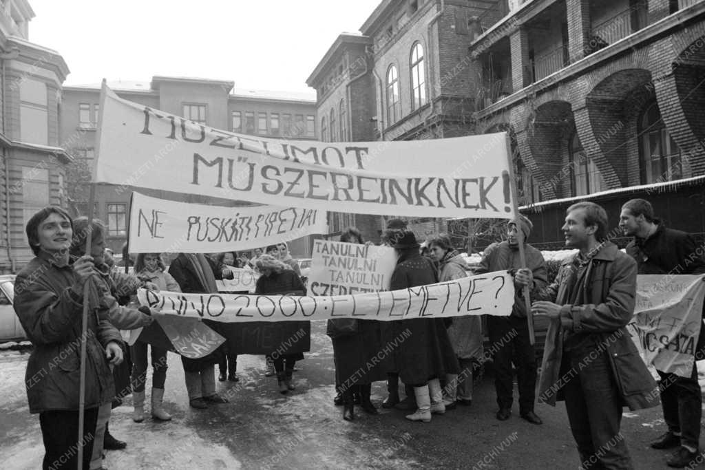 Oktatás - Belpolitika - Egyetemisták tüntetése