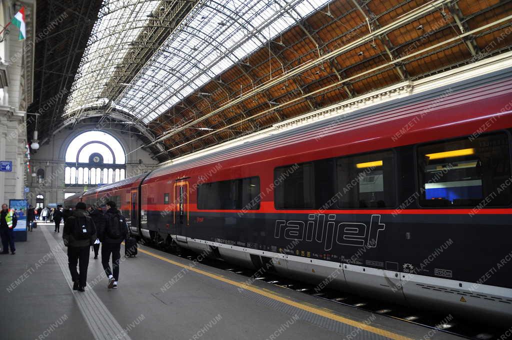 Közlekedés - Budapest -  Railjet vonat a Keleti pályaudvaron