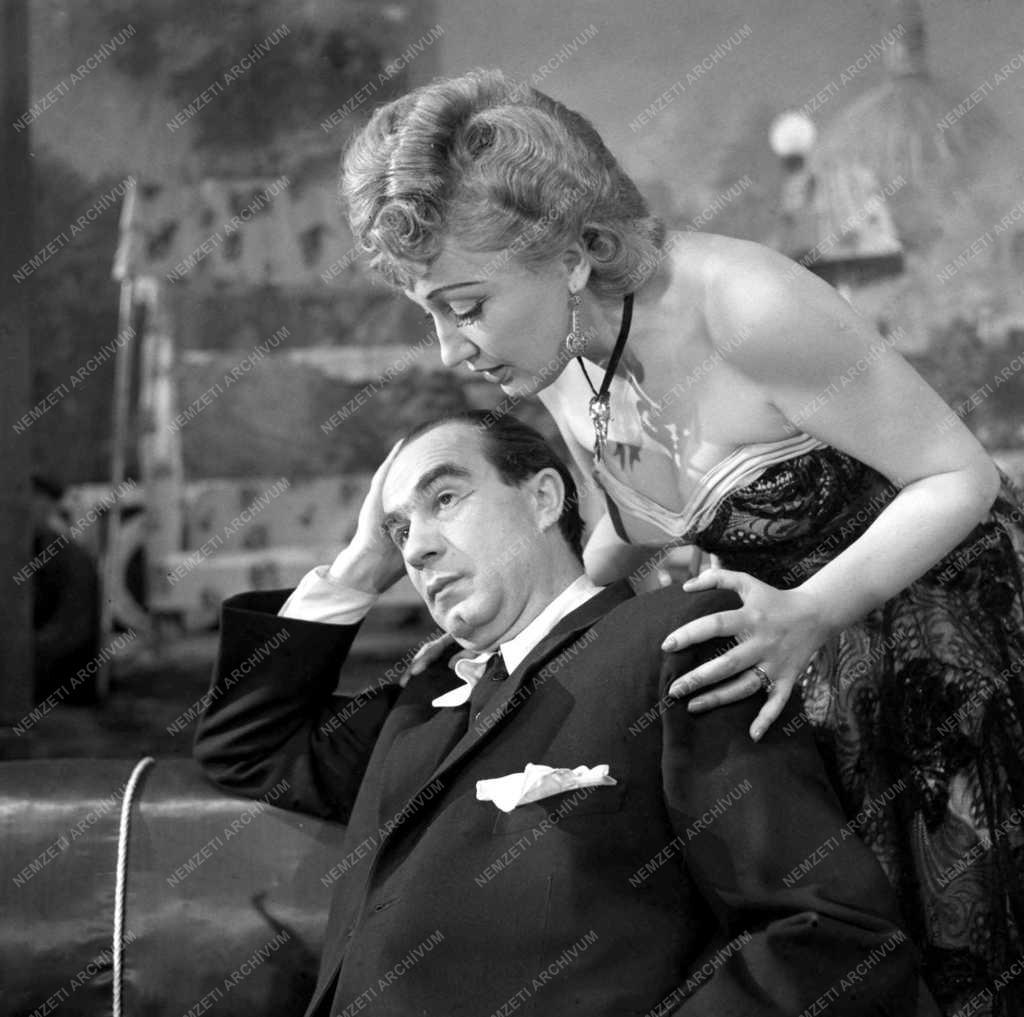 Kártyavár - bemutató a Pécsi Nemzeti Színházban