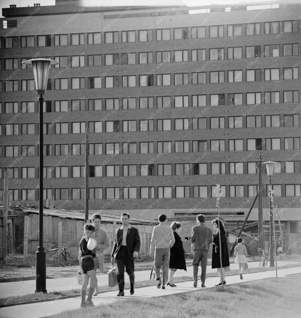 Vársokép - Életkép - Járókelők a dunaújvárosi Barátság városrészben