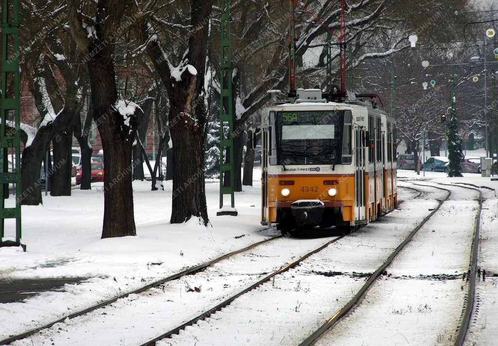 Közlekedés - Budapest - A BKK 56A villamosa a téli fővárosban