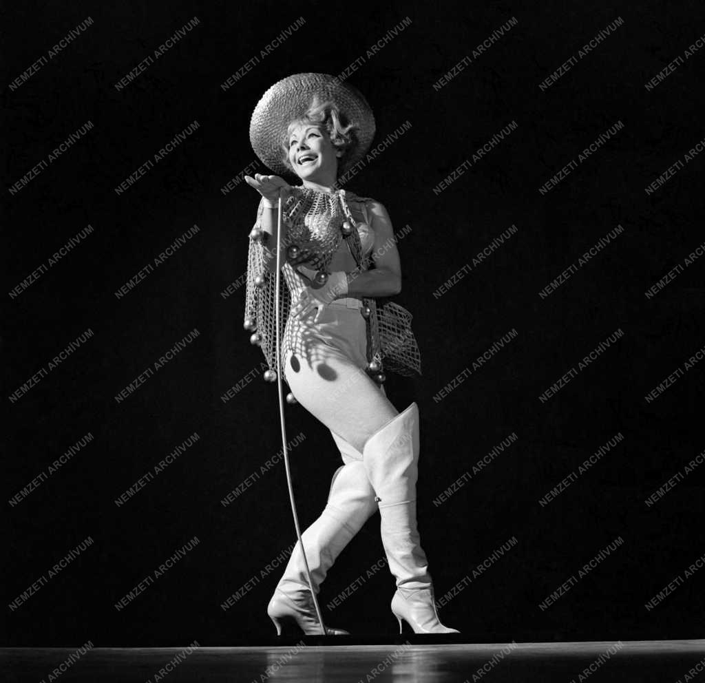 Szórakozás - Kultúra - Táncosnő