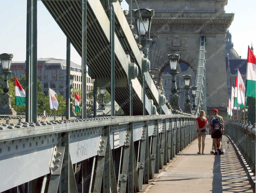 Városkép - Budapest - A fellobogózott Széchenyi lánchíd