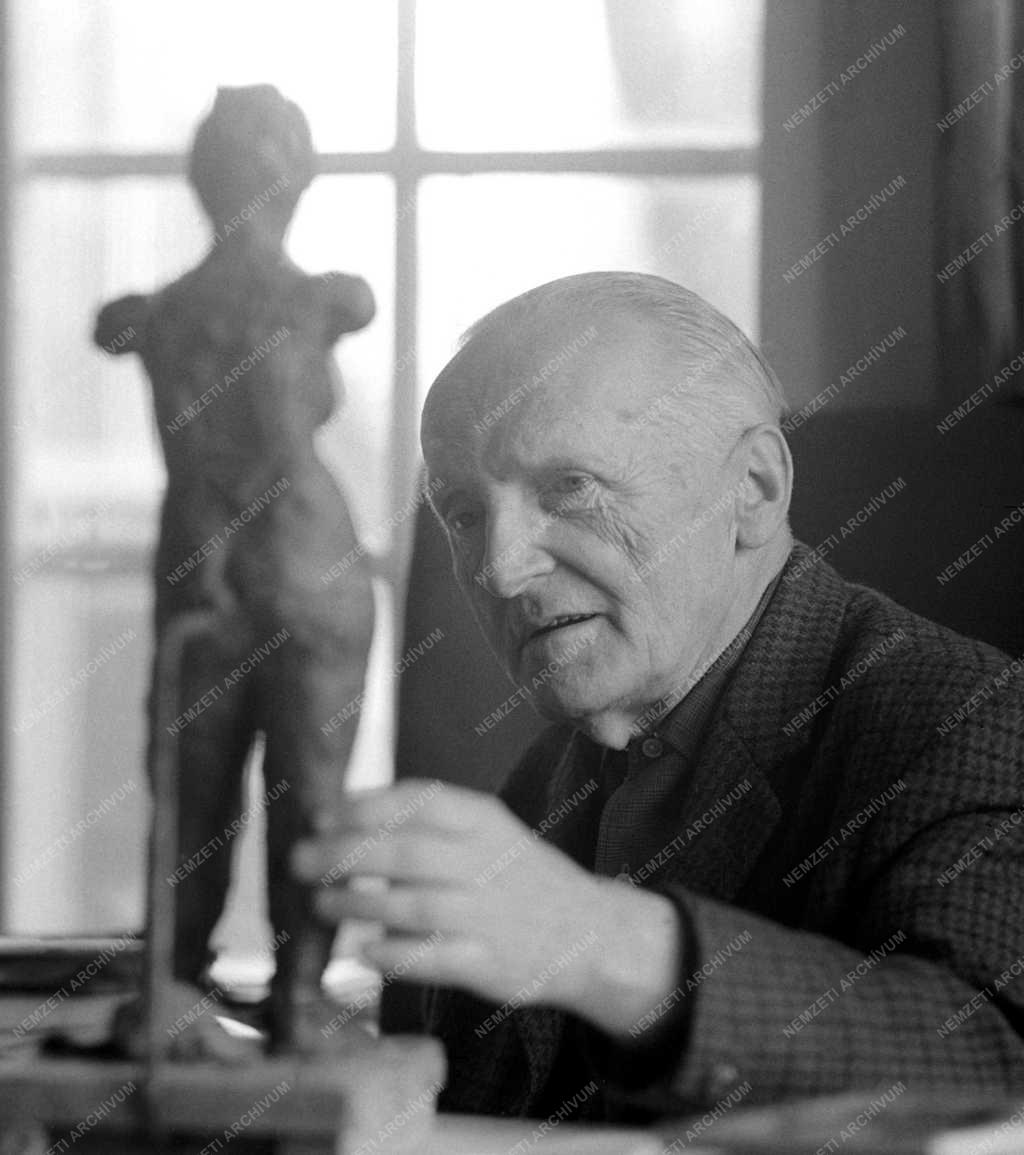 Művészet - Ferenczy Béni Kossuth-díjas szobrász