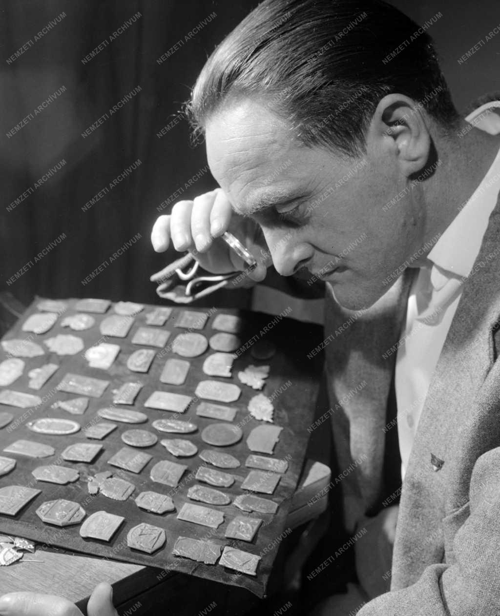 Hobbi - Jelvénygyűjtő