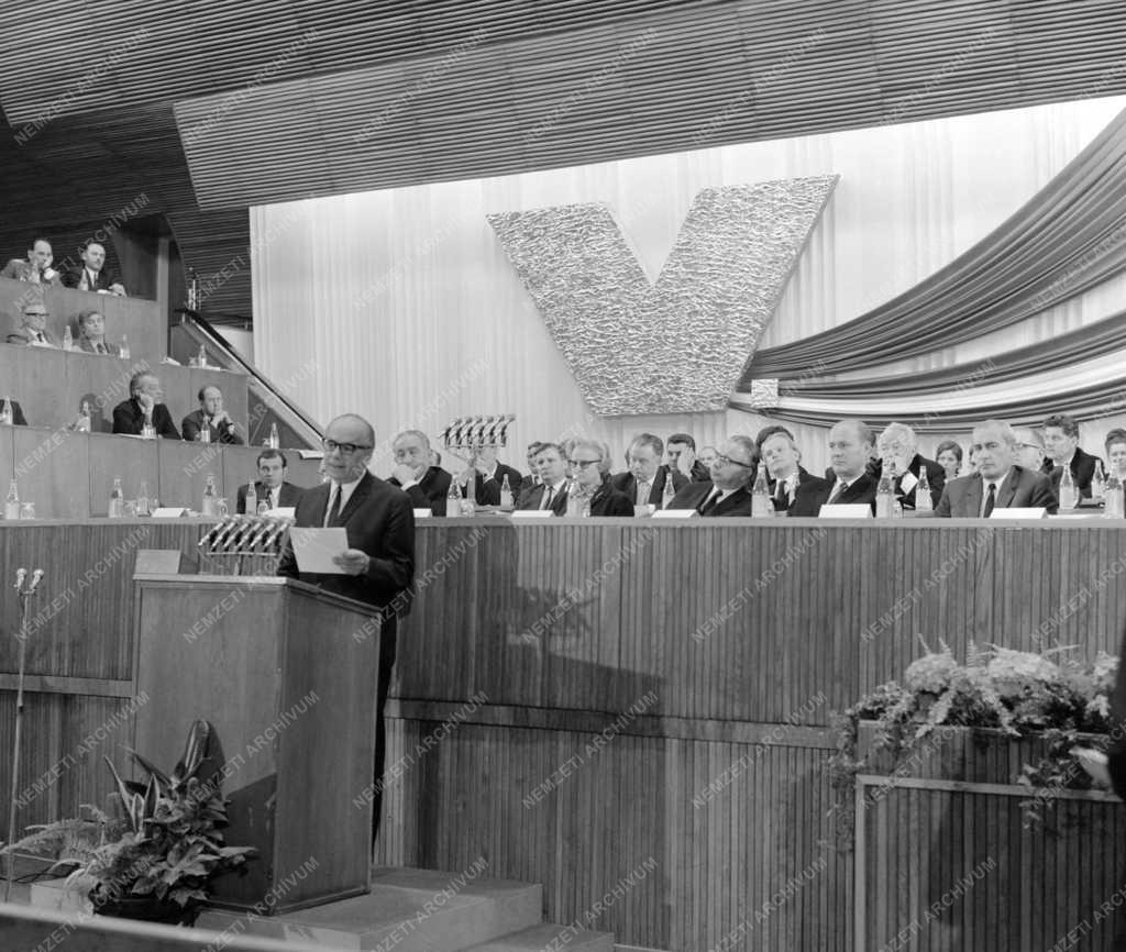 Belpolitika - A Hazafias Népfront V. kongresszusa
