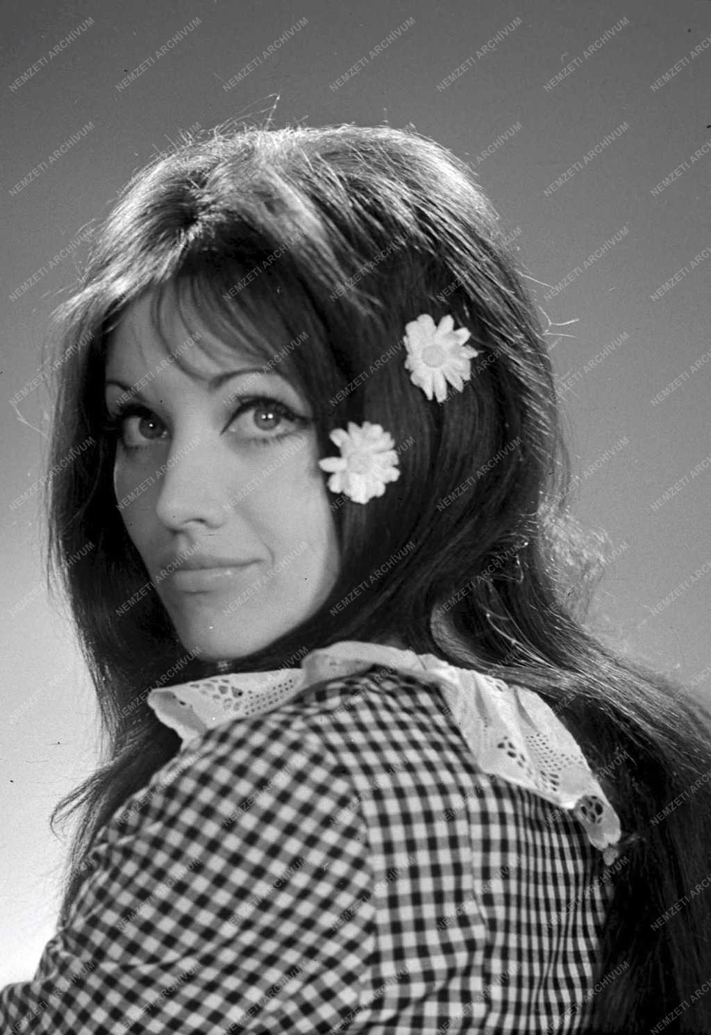 Dőry Virág, a József Attila Színház új tagja május 18-án a „Mona Marie mosolya” című új musical női főszerepében mutatkozik be a közönségnek.