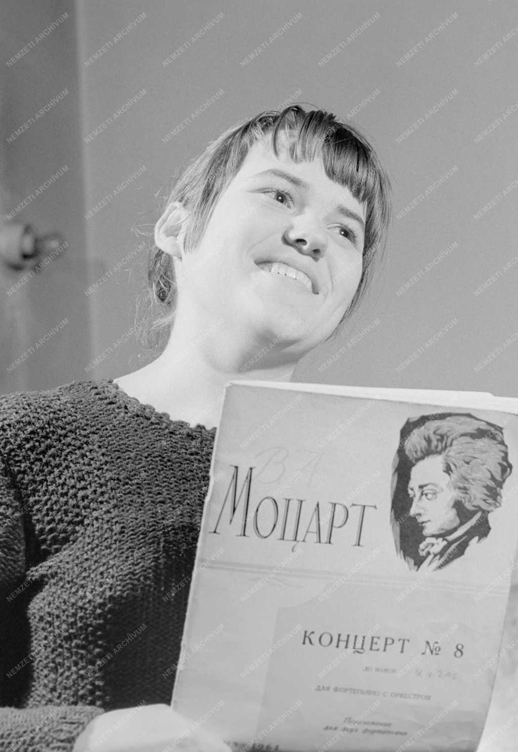 Életkép - Szilvássy Gyöngyi zeneszakiskolás