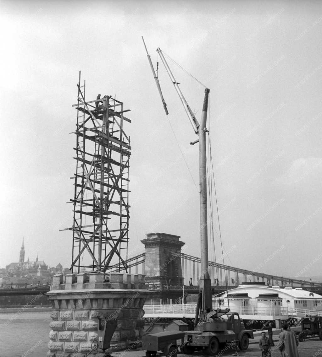 Városkép - Felújították a Lánchíd zászlótartó bástyá