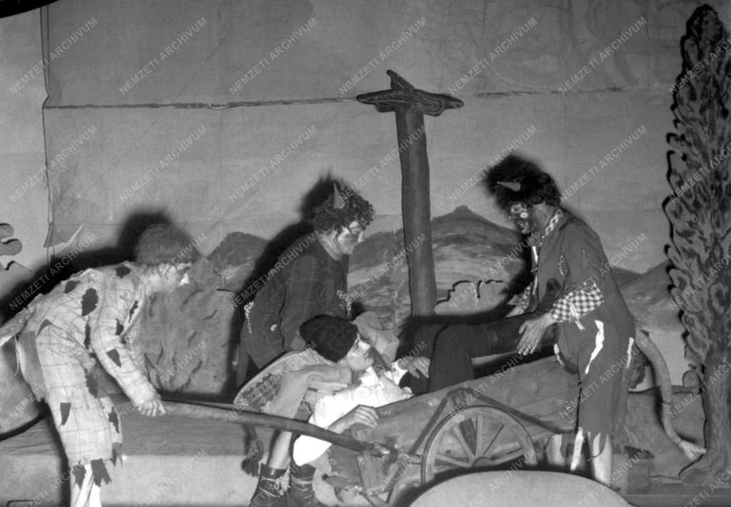 Oktatás - Dózsa György Gimnázium - A Csongor és Tünde előadása