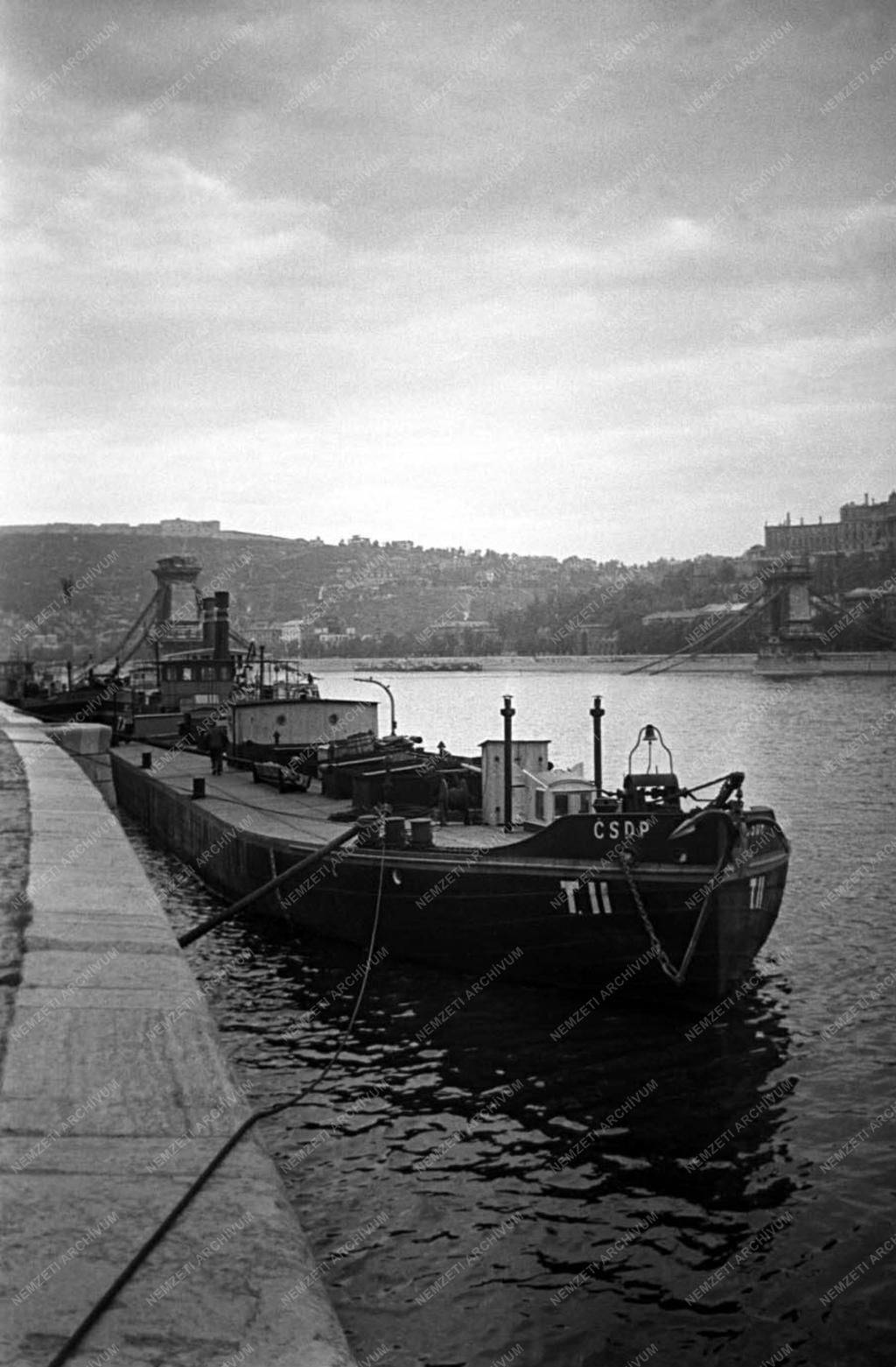 Hajó - Uszály a Dunán