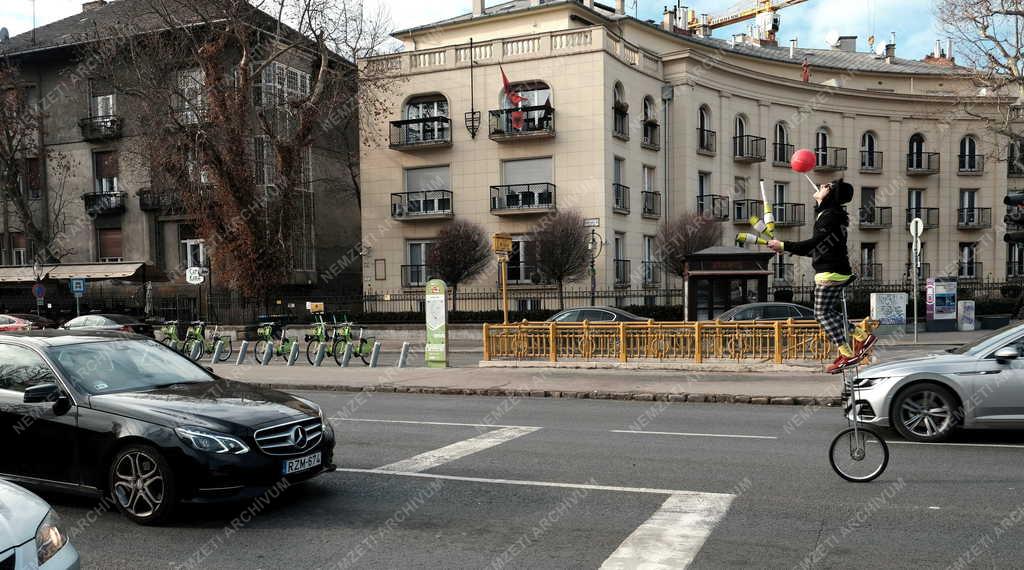 Érdekesség - Budapest - Artista szórakoztatja a piros lámpánál várakozókat a fővárosban