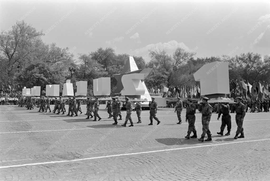 Történelem - Ünnep - Május elsejei felvonulás