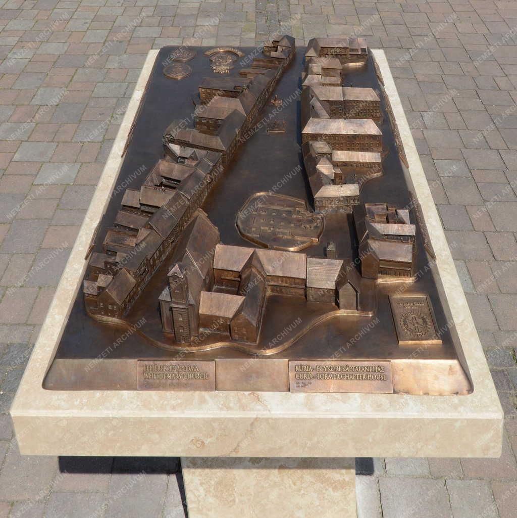 Érdekes - Vác - A Március 15. tér bronz makettje