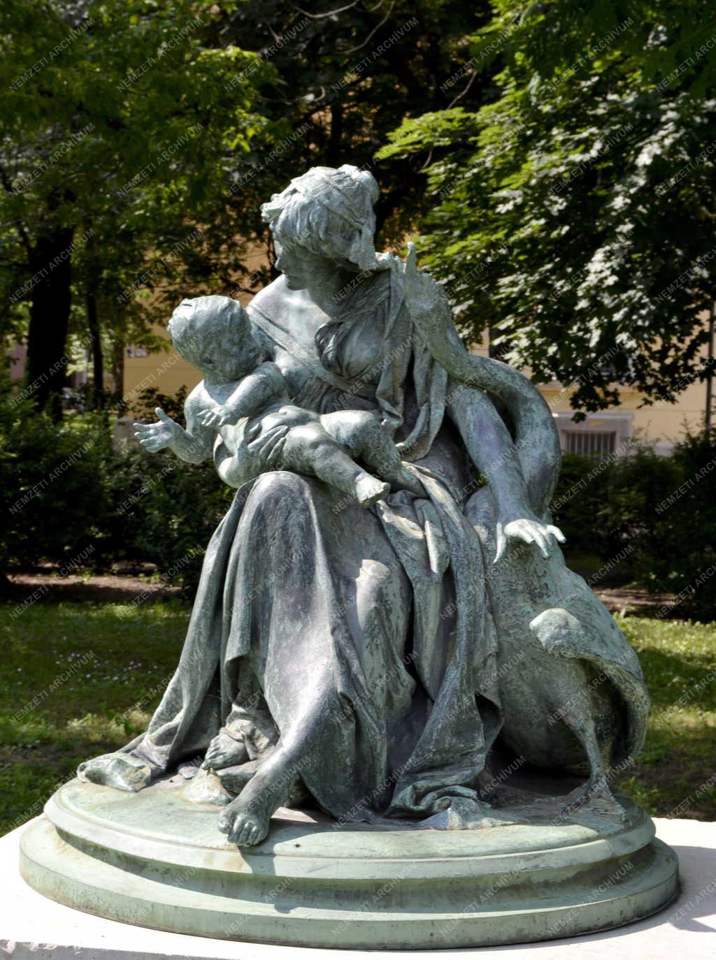 Budapest - Szobor - Fél a baba