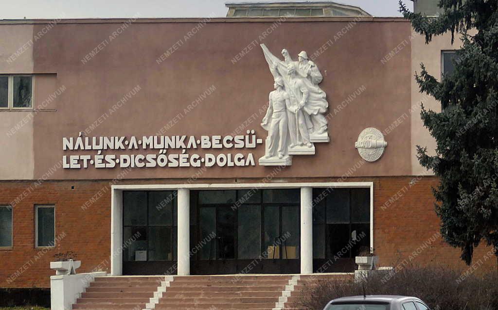 Városkép - Almásfüzitő - Az egykori timföldgyár felirata