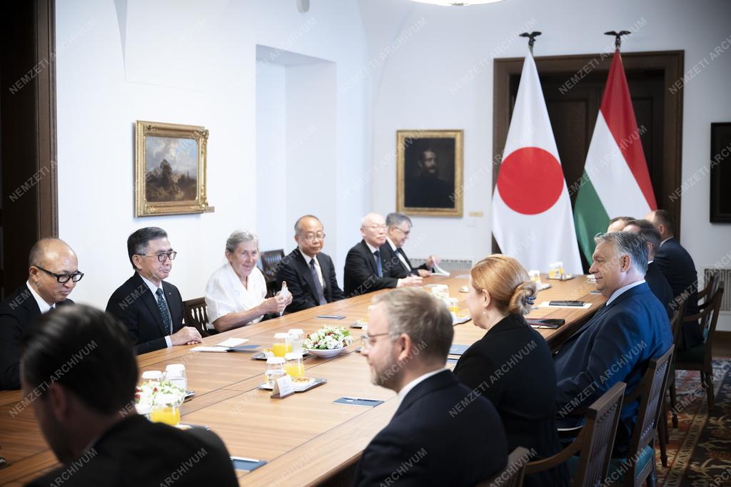 Orbán Viktor a Suzuki elnök-vezérigazgatójával tárgyalt