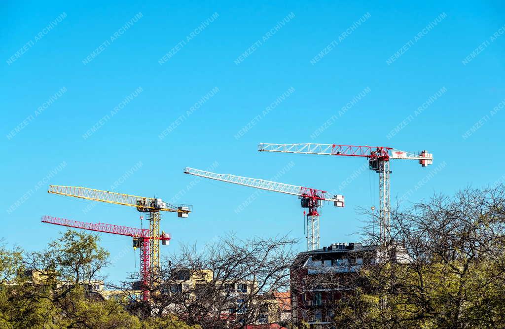 Városfejlesztés - Budapest - Toronydaruk egy épülő lakópark felett