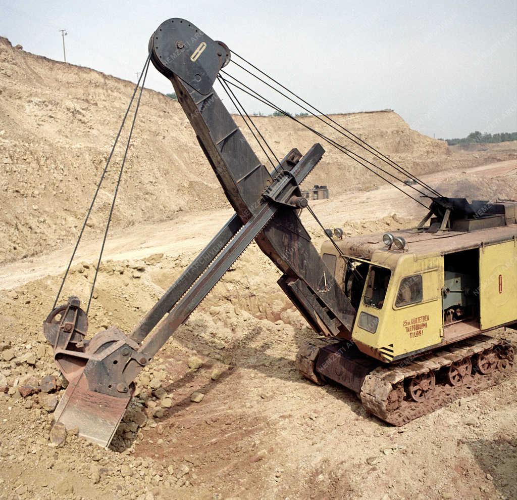 Bánya - Bakonyi Bauxitbányák Vállalat halimbai külfejtés