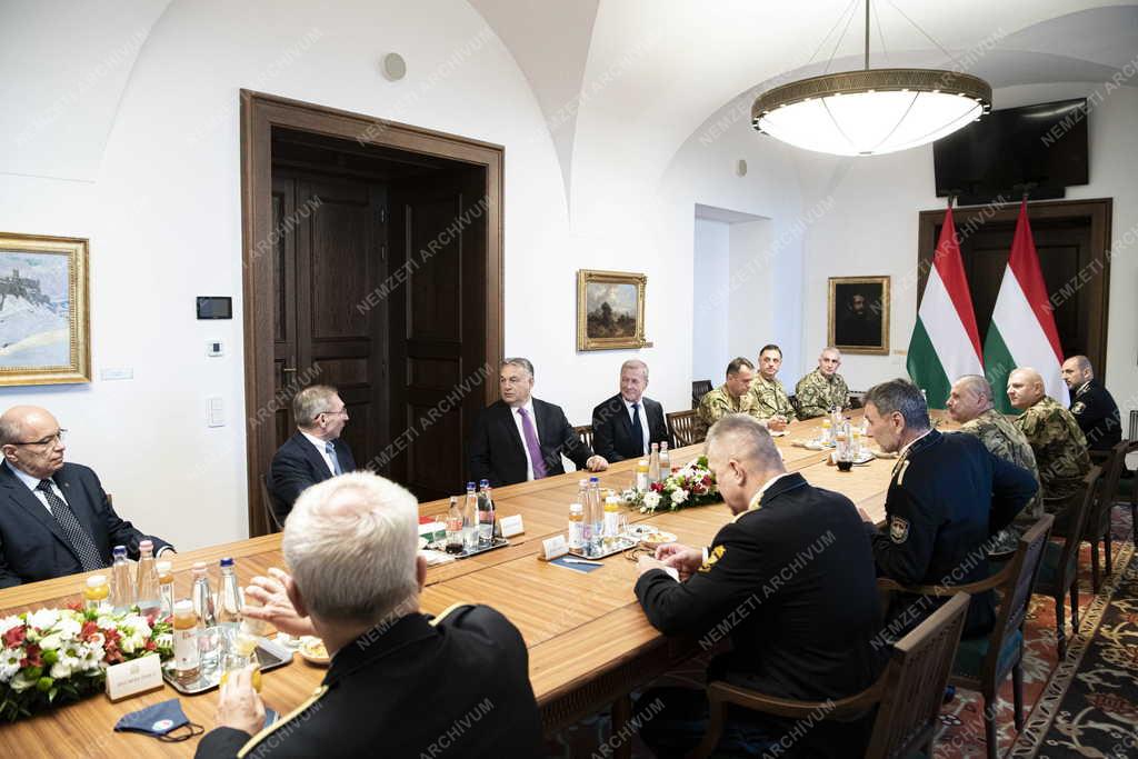 A rendőri és katonai vezetőket fogadta Orbán Viktor 
