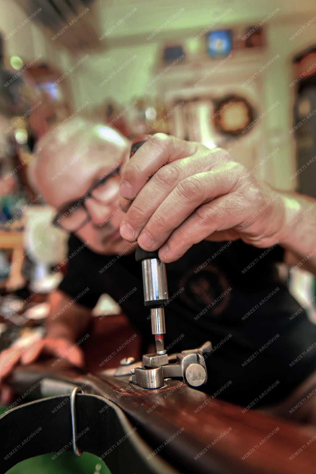 Kultúra - Hagyományőrzés - Venter Tibor fegyverműves