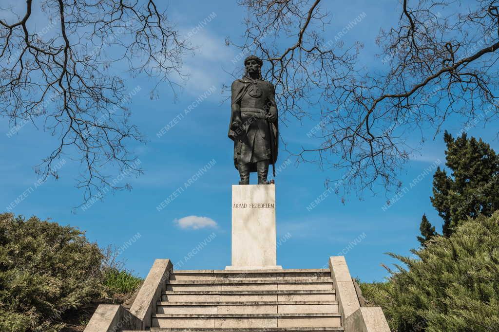 Tájkép - Tiszaalpár - Árpád fejedelem szobra