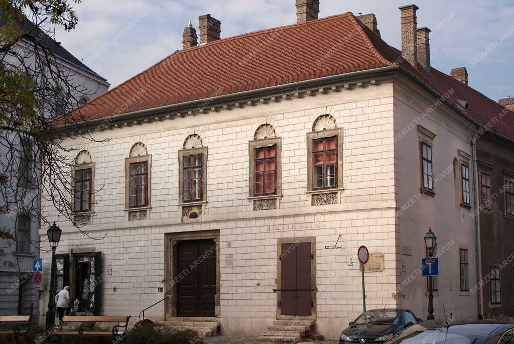 Épület - Budapest - A Vörös Sün fogadó  műemlék épülete