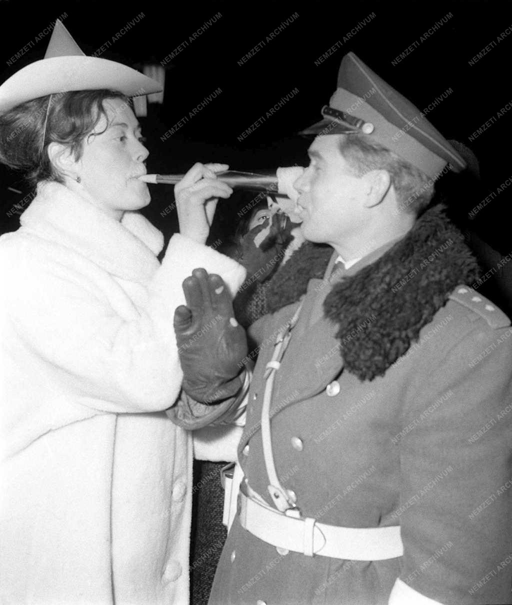 Életkép - Ünnep - Szilveszter a körúton