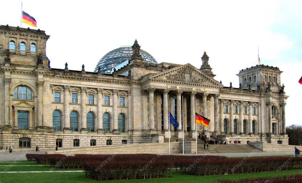 Berlin - A Reichstag megújult épülete