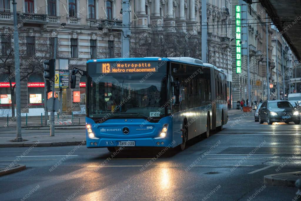 Közlekedés - Budapest - Metrópótló autóbusz