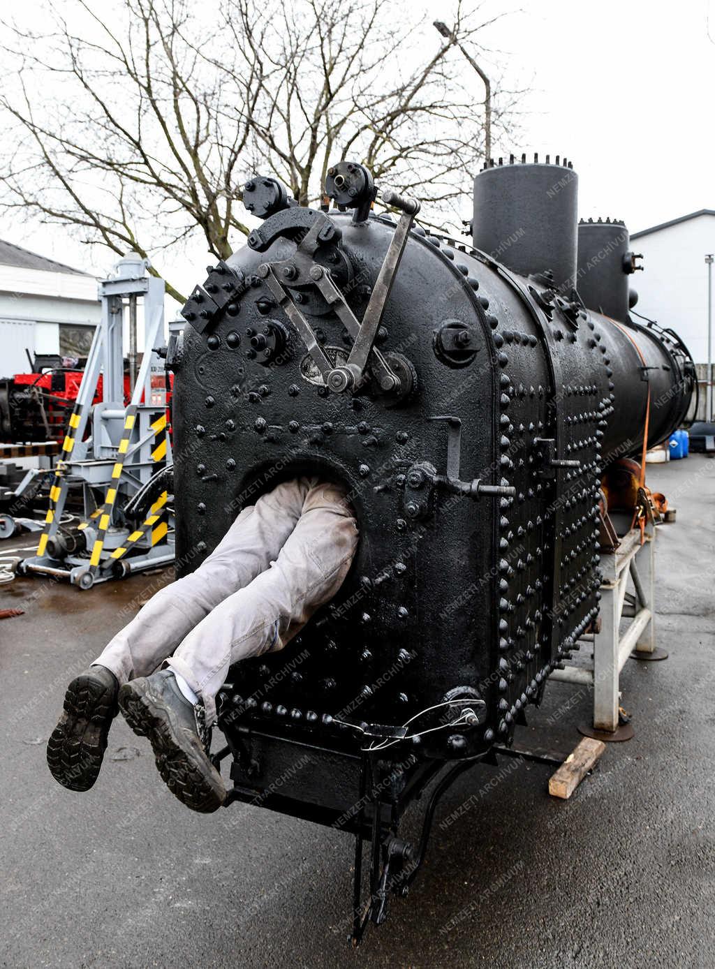 Közlekedés - Debrecen -  Mozdony felújítás