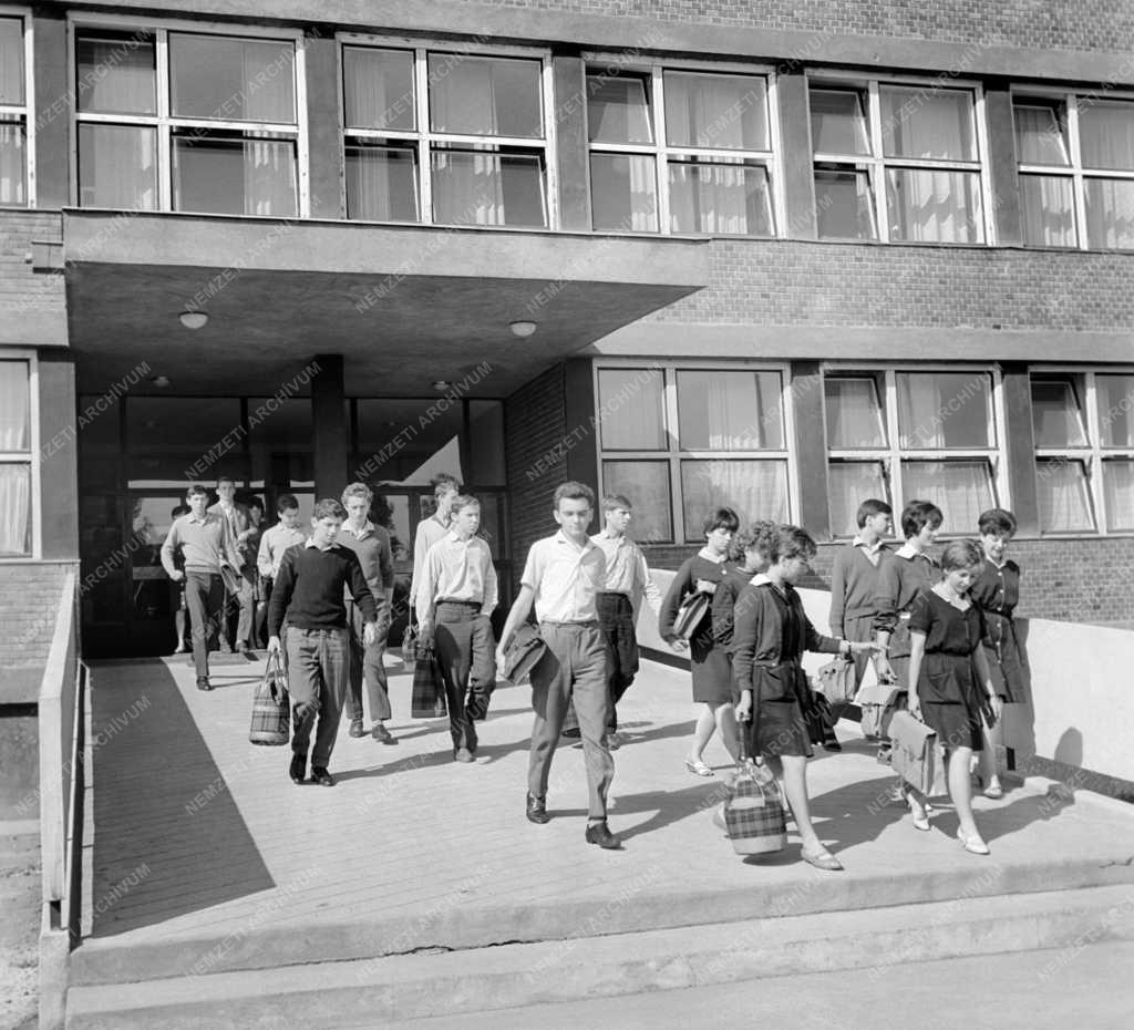 Oktatás - Szolnok - Tiszaparti Gimnázium