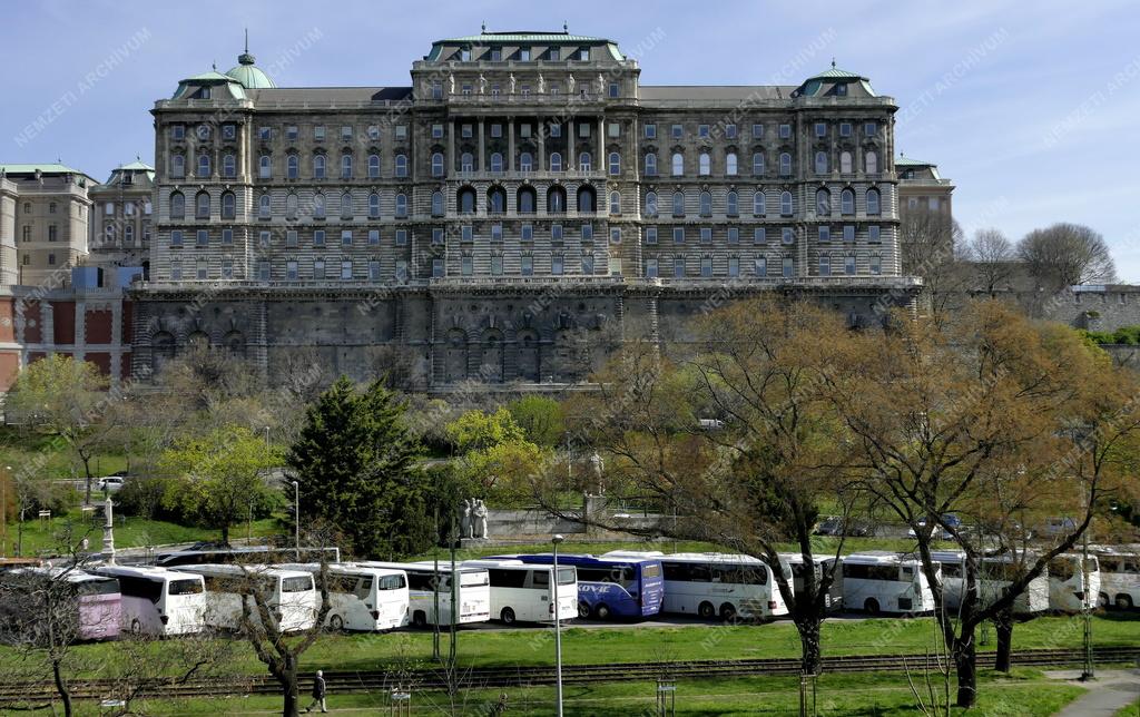 Idegenforgalom - Budapest - Turistabuszok a Budai Vár alatt