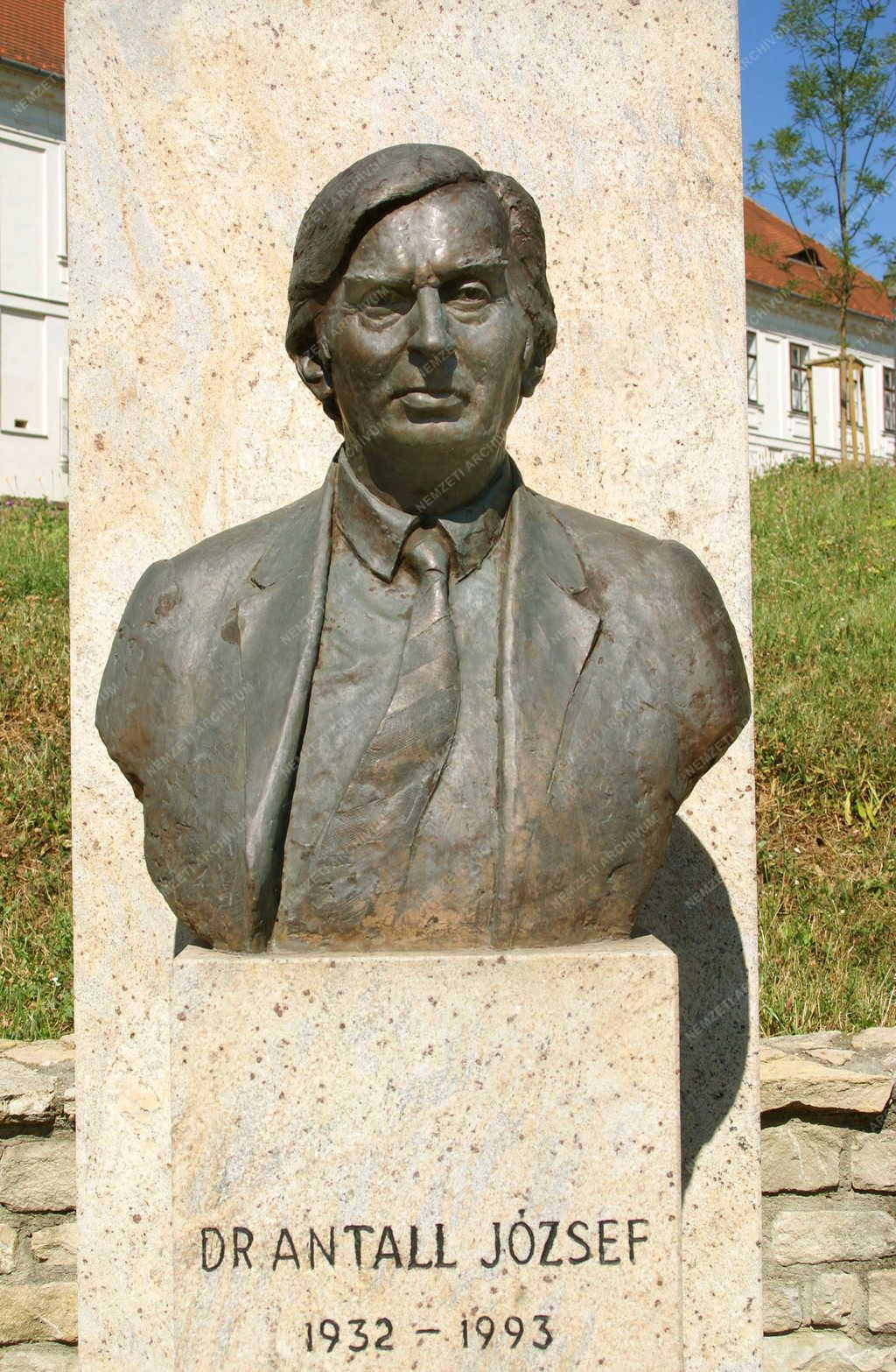 Budapest -  Dr. Antall József mellszobra