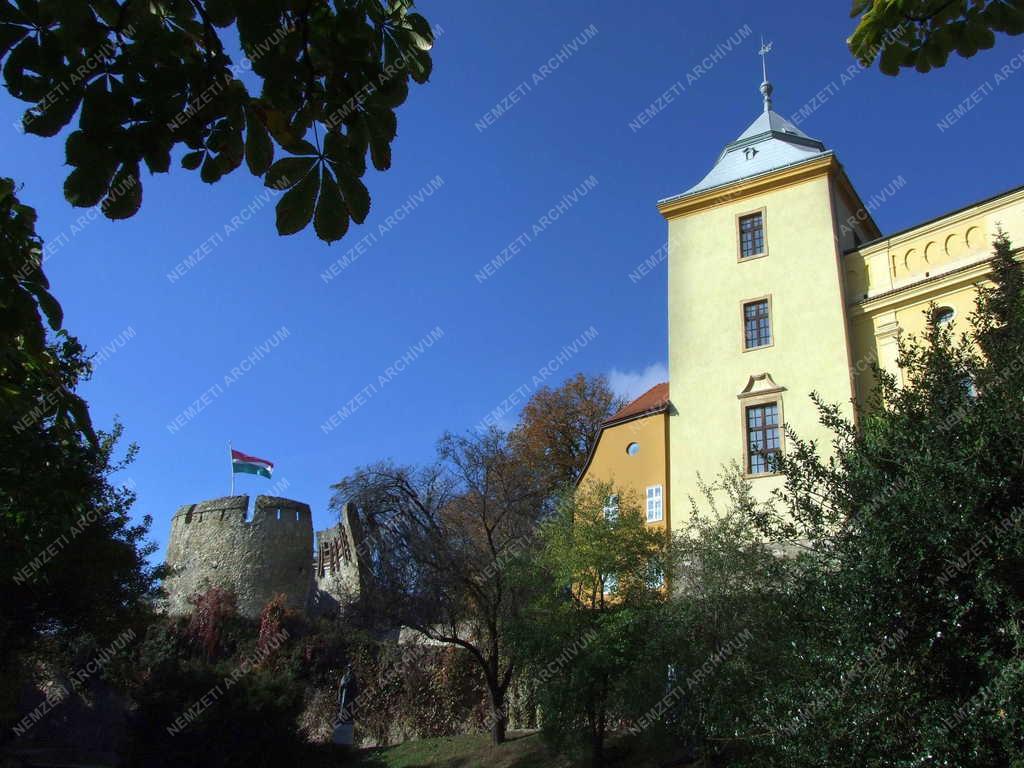 Műemlék - A pécsi Barbakán és a püspöki palota