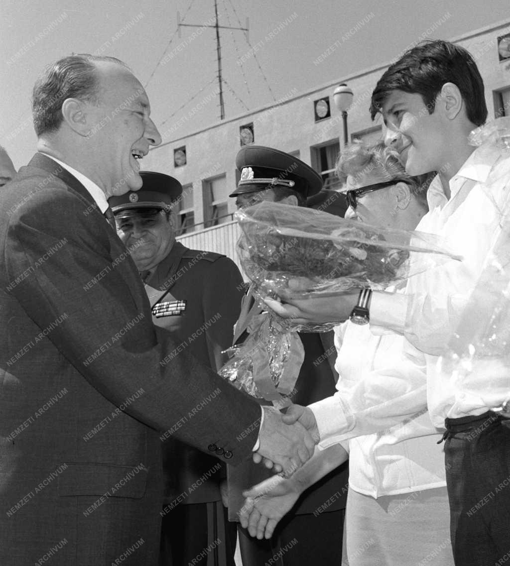 Külkapcsolat - Kádár János a Szovjetunióba utazik