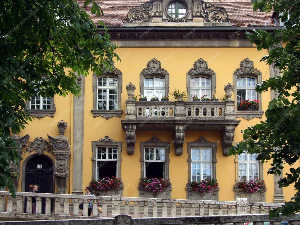 Városkép - Műemlék - Barokk lakóház a Corvin téren